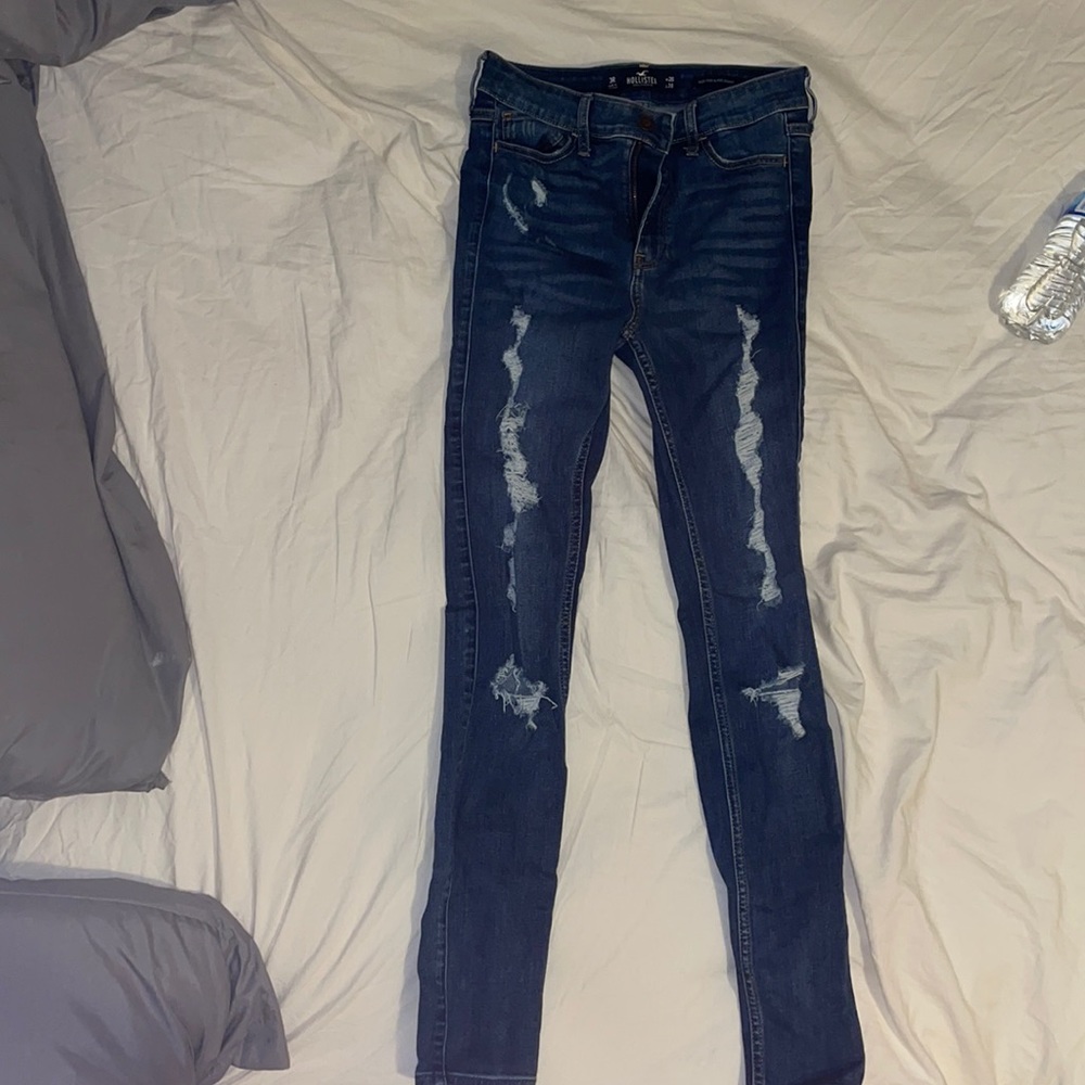 holister ripped high waisted jeans!